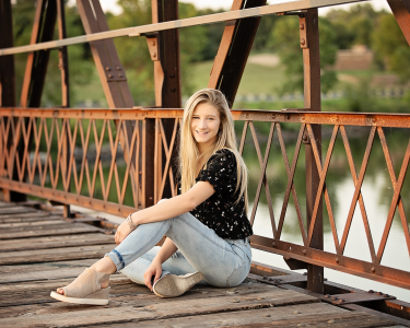 Sioux falls senior girl posing on bridge