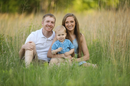 Sioux falls family posing in field with tall grass