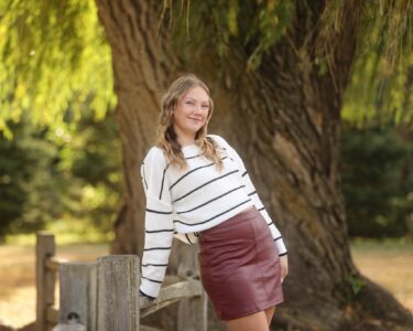 Sioux Falls Senior posing with fence