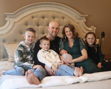 Sioux Falls Family Posing in-home newborn