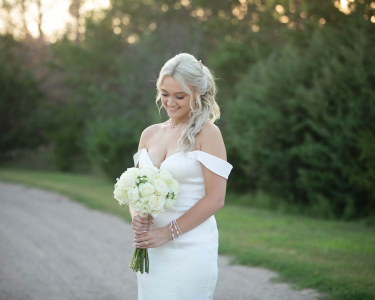 Sioux Falls bride posing with flowers